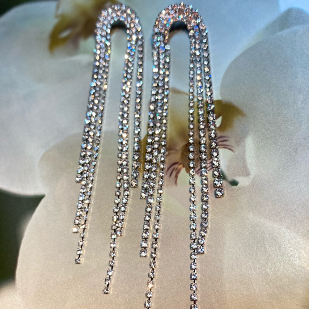 🌟 Long Tassel Rhinestone Earrings - Picture 4 of 5